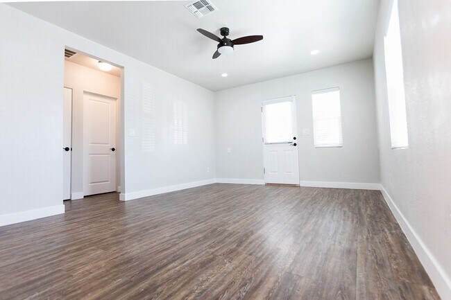 Building Photo - 1 Bed | 1 Bath -  Bungalow Style Unit