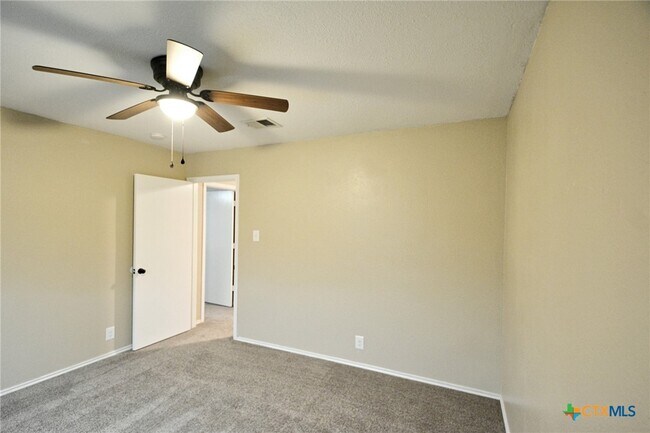 Building Photo - 744 Pinehurst Dr