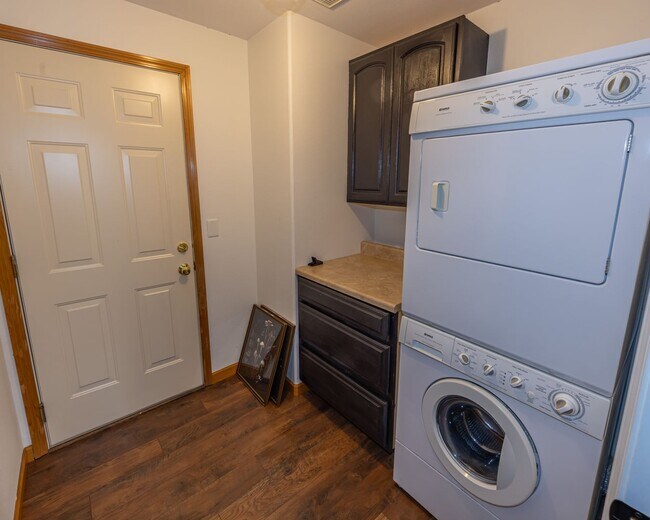 Building Photo - One Level Home - Three Bedroom + Bonus with AC / Beautiful Yard!