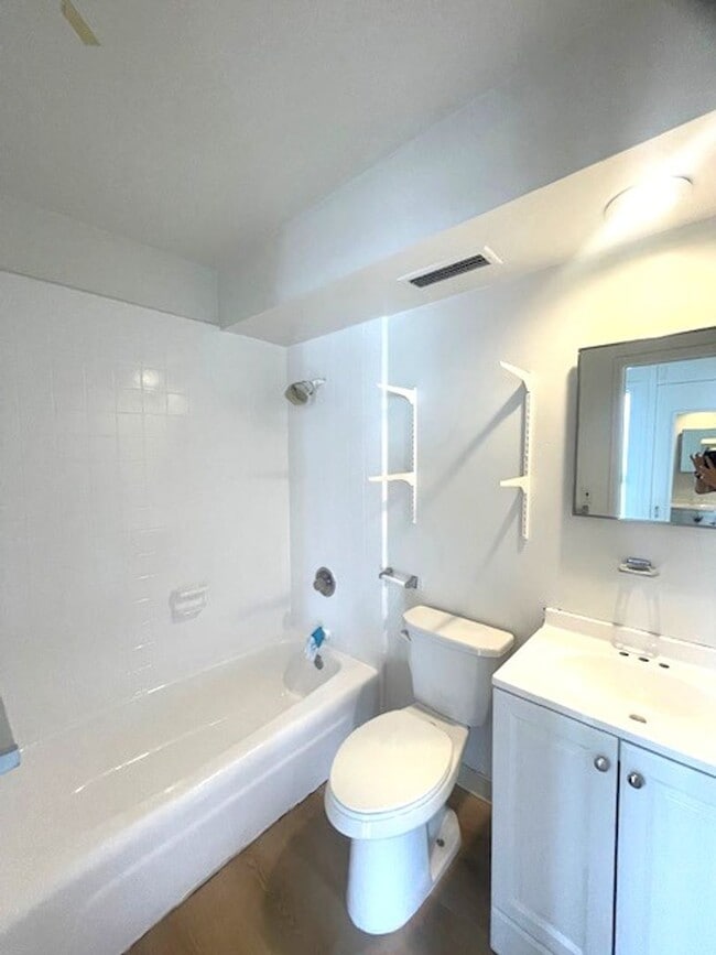 Building Photo - 3 Bedroom / 1.5 Bath in Honolulu