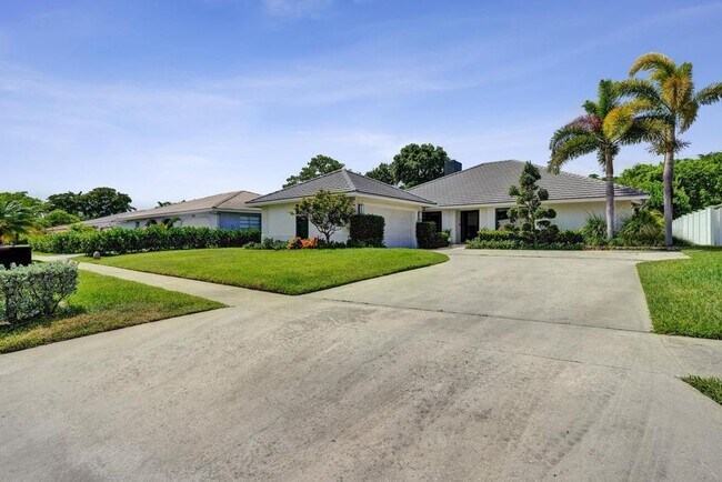 Building Photo - Boca Raton Beautifully Updated 4 Bedroom Pool Home