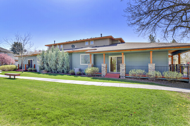 Building Photo - LUXURY MAINTENANCE FREE CORNER TOWNHOME