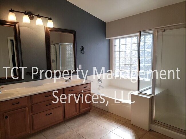Building Photo - Beautiful 5 bedroom, 3 bath home in Chandler!