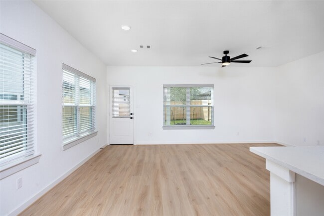 Building Photo - 2031 Longmire Villas Ct