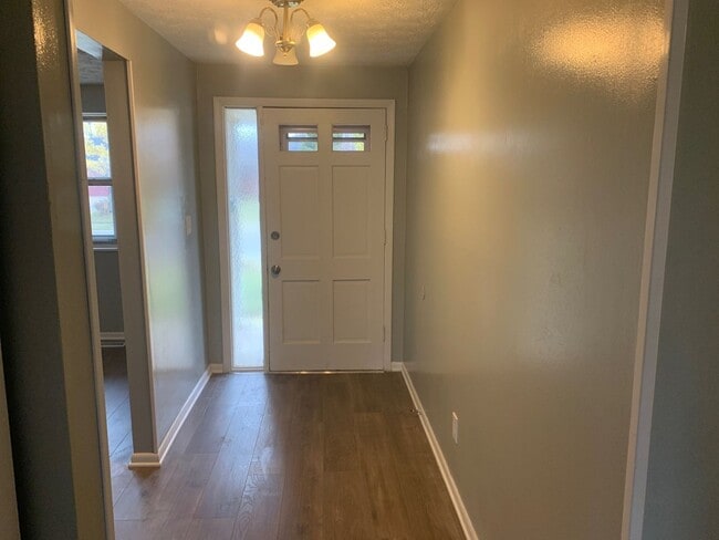 Building Photo - Beautiful, spacious 3 bed 2 bath home in E...