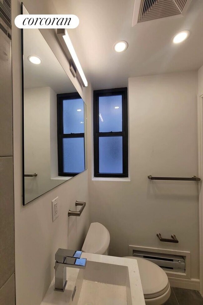Building Photo - 45 W 81st St