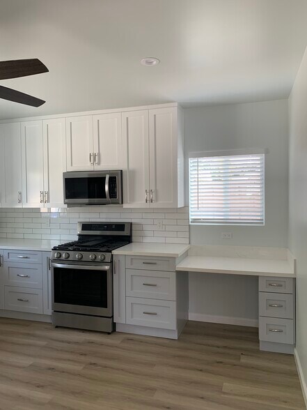 Work station - 3932 Walgrove Ave