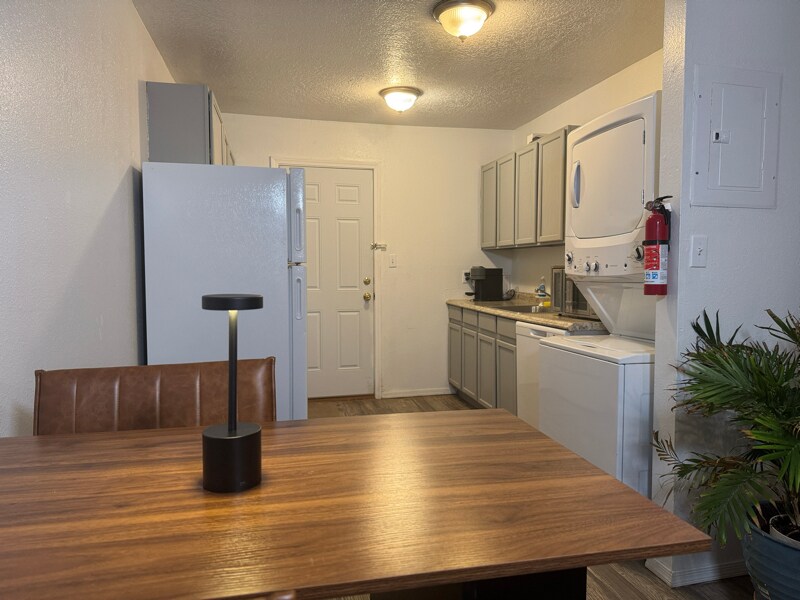 Building Photo - 652 Vancouver Rd SE