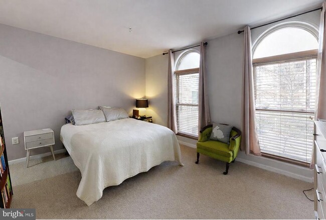 Building Photo - 31 Canterbury Square