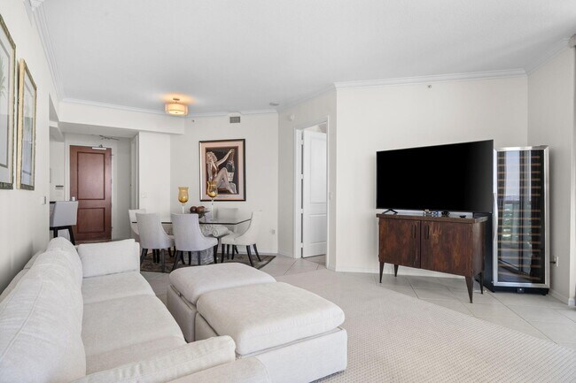 Building Photo - 347 N New River Dr E