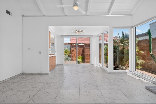 Building Photo - 2490 E Miramonte Cir