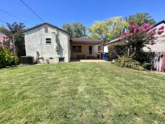 Building Photo - Charming 3 bedroom 2 bath home in Sacramento!
