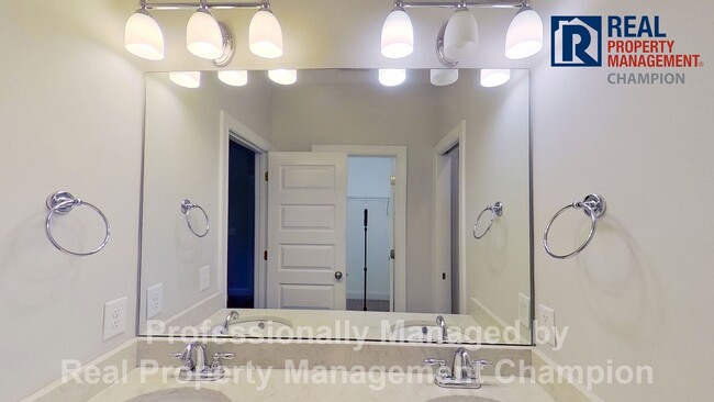 Building Photo - Beautiful Home in Hampstead on Spacious Lot