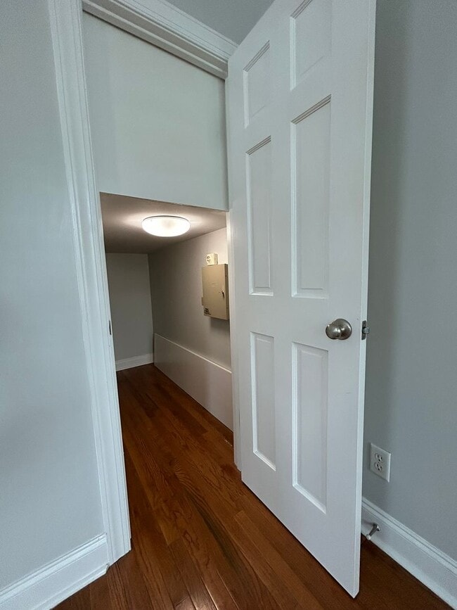 Building Photo - Beautiful 3 Bedroom/2 Bath with off street...