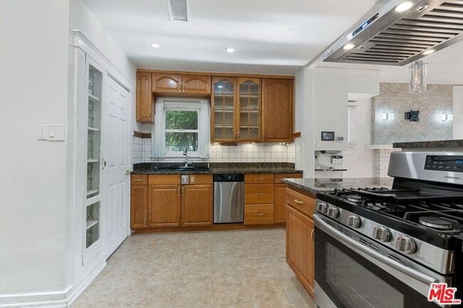 Building Photo - 1537 Cabrillo Ave