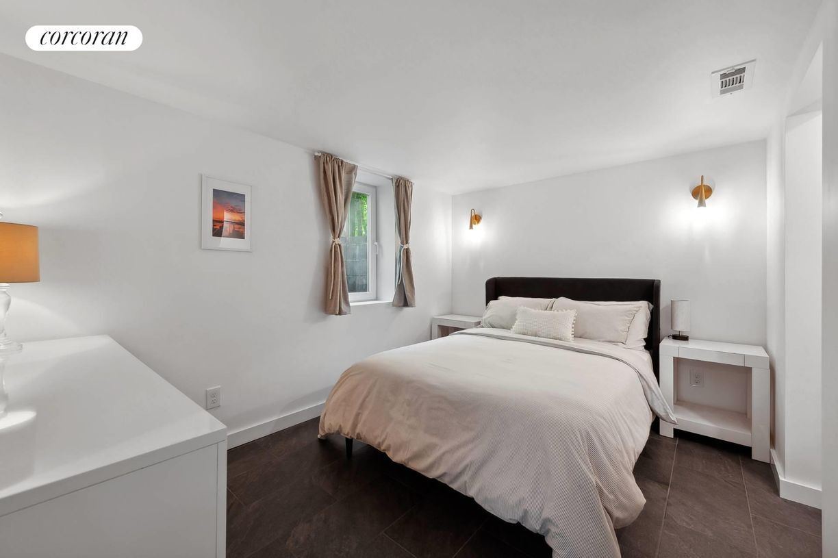 Building Photo - 22 Laurel Ln