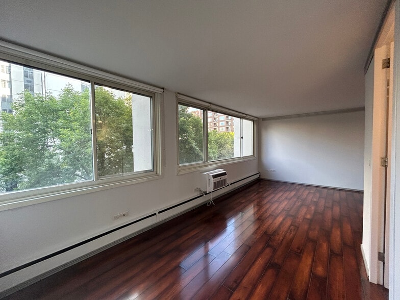 Building Photo - 1350 N Dearborn St