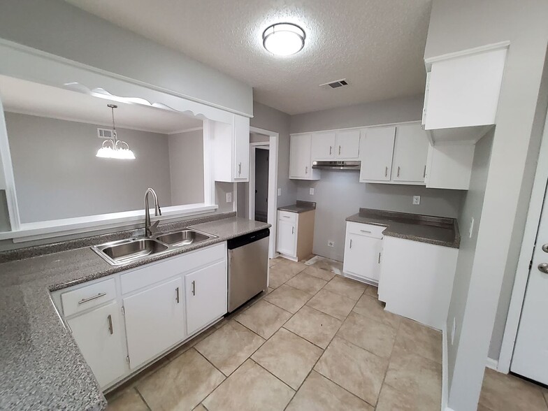 Building Photo - 5233 Breckenwood Dr