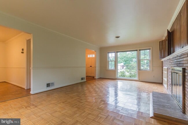 Building Photo - 9702 Bellevue Dr