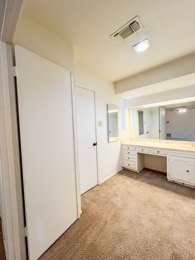 Building Photo - 11103 Whisper Hollow