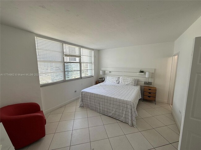 Building Photo - 801 Brickell Bay Dr