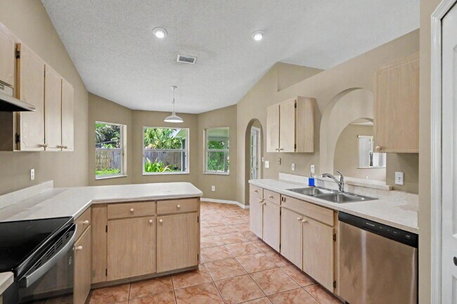 Building Photo - Charming Rental on Quiet Cul-de-Sac!