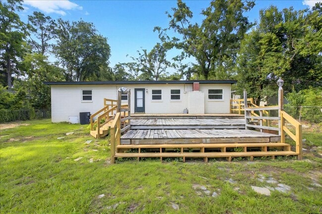 Building Photo - 4 bed 2 bath house, walk to stadium! Available August 2026