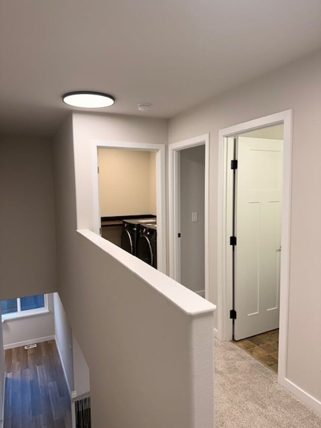 Building Photo - 3 Bedroom South Anchorage Townhouse! Utilities Included!