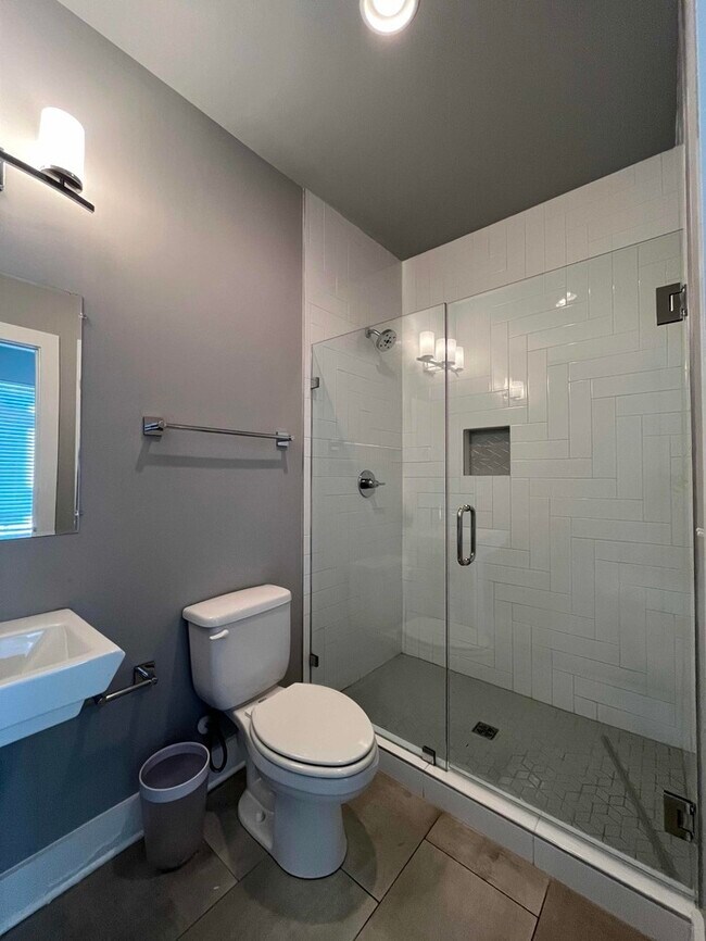 Building Photo - 976 Youngs Ln