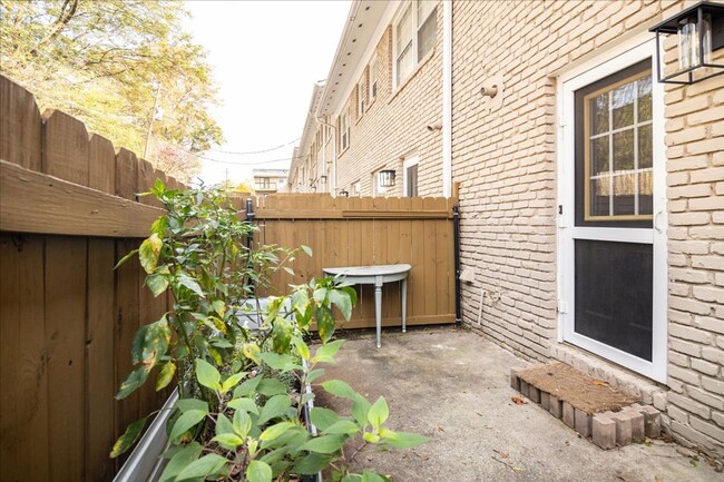 Building Photo - Bright & Stylish Townhome in Prime Atlanta...