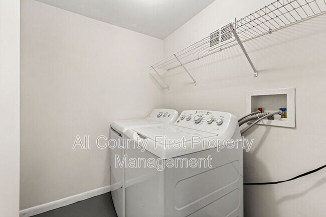 Building Photo - 2461 Fontaine Cir