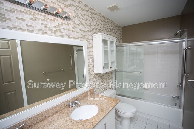 Building Photo - 605 Doral Dr