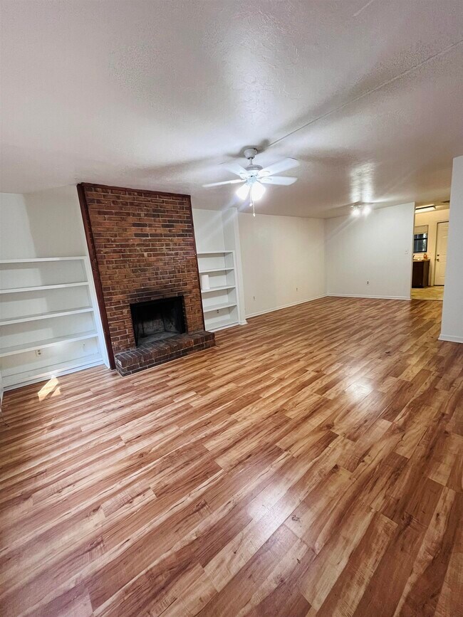 Building Photo - 581 Holyoke Ct