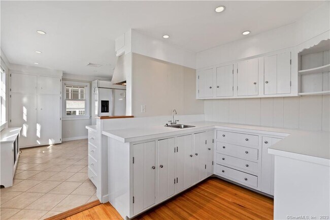 Building Photo - 23 Soundview Dr