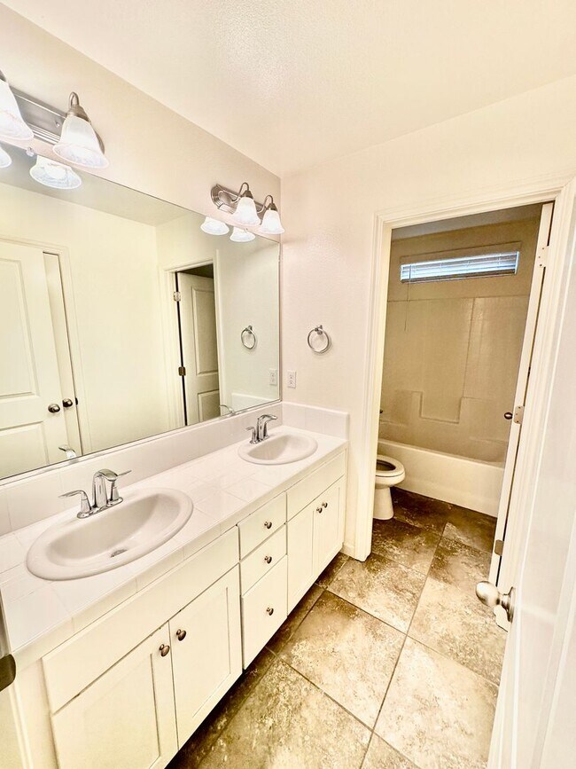 Building Photo - Newly Built 3/2.5 Bonadelle Home in Riverstone Community
