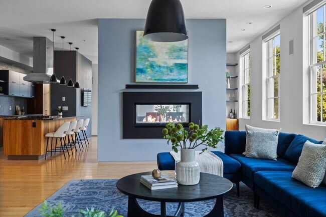 Building Photo - 618 E 2nd St