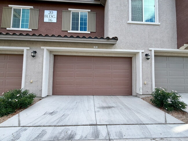 Building Photo - GATED 3 BED 2.5 BATH TOWNHOME WITH 2-CAR GARAGE, COVERED PATIO & COMMUNITY POOL
