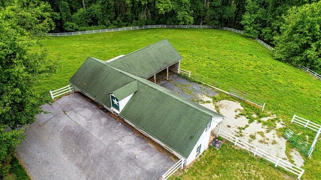 Building Photo - 607 E Wheel Rd