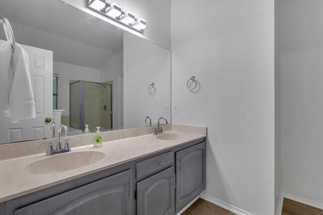 Building Photo - 910 Crieff Cross Dr