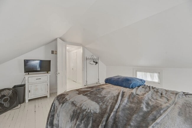 Building Photo - 117 7th Ave N