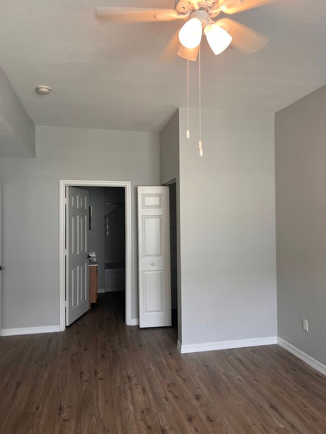 Building Photo - Townhouse on 1st floor in guard gated comm...