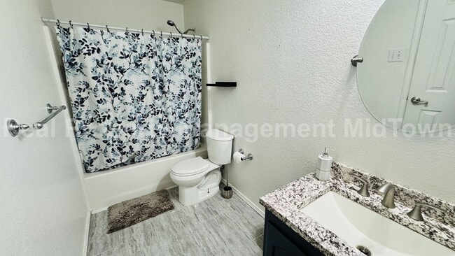 Building Photo - Spacious, Freshly Updated Family Home in P...