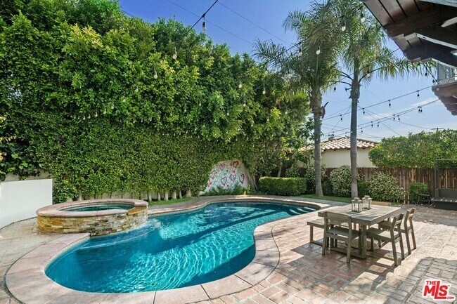 Building Photo - 6620 Lindenhurst Ave