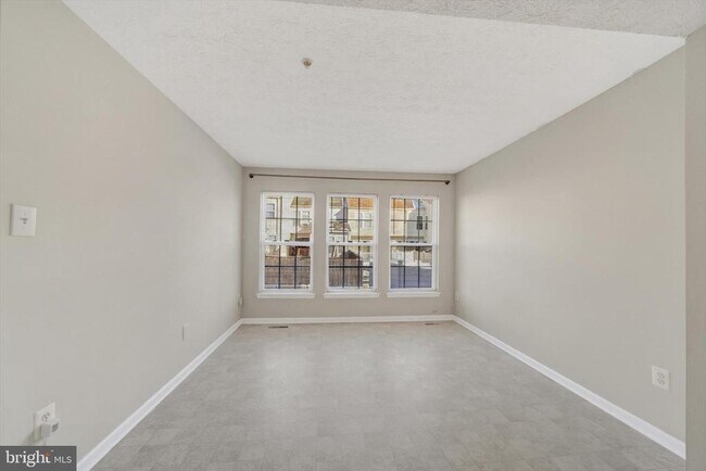 Building Photo - 5032 Finsbury Rd