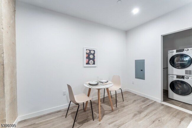 Building Photo - 10 Commerce Ct