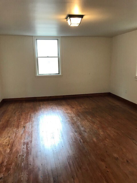 Building Photo - 155 King Rd