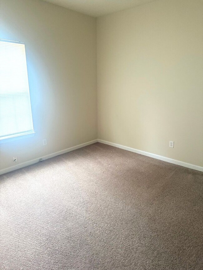 Building Photo - Moss Creek Place - AVAILABLE NOW