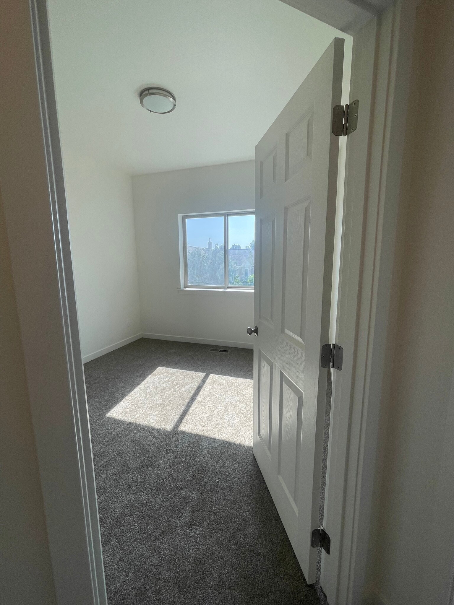 Building Photo - 1502 S E Landen Dr