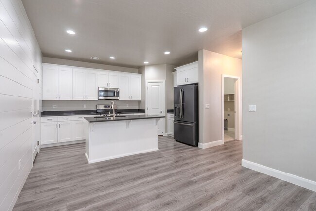 Building Photo - Newer Home in Prime Location with Spacious Layout & Two Living Areas