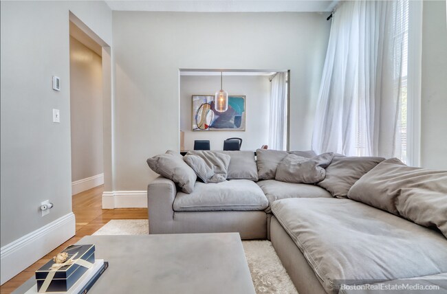 Primary Photo - 44 Beacon St